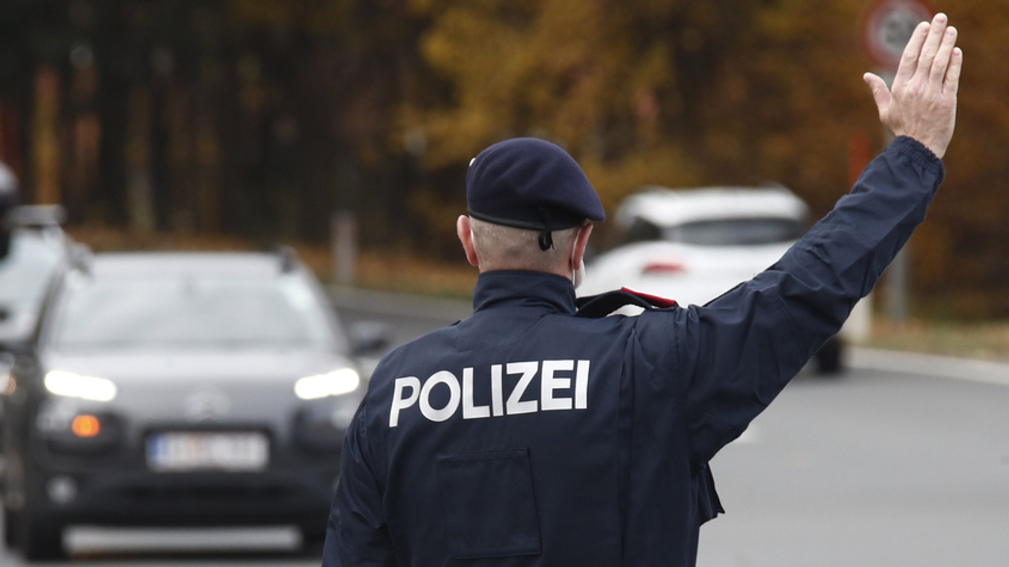 Ein österreichischer Polizist bei einer Polizeikontrolle (Archivbild)