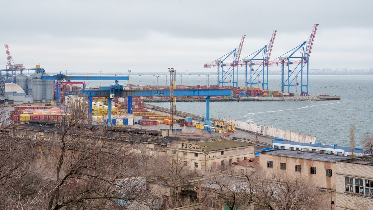 Hafenanlagen und Kräne in Odessa