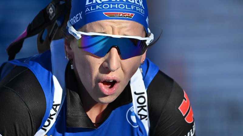 18.02.2025, Schweiz, Lenzerheide: Biathlon: Weltmeisterschaft, Einzel 15 km, Damen, Franziska Preuß aus Deutschland reagiert nach dem Rennen. Foto: Martin Schutt/dpa +++ dpa-Bildfunk +++ | Bild: dpa-Bildfunk/Martin Schutt 18.02.2025, Schweiz, Lenzerheide: Biathlon: Weltmeisterschaft, Einzel 15 km, Damen, Franziska Preuß aus Deutschland reagiert nach dem Rennen. Foto: Martin Schutt/dpa +++ dpa-Bildfunk +++