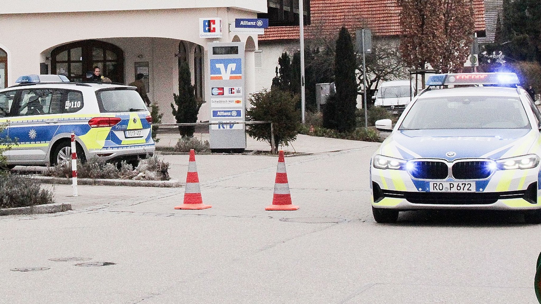 Einsatzkräfte der Polizei stehen nach einem Überfall auf einen Geldtransporter in der Nähe einer Bank 