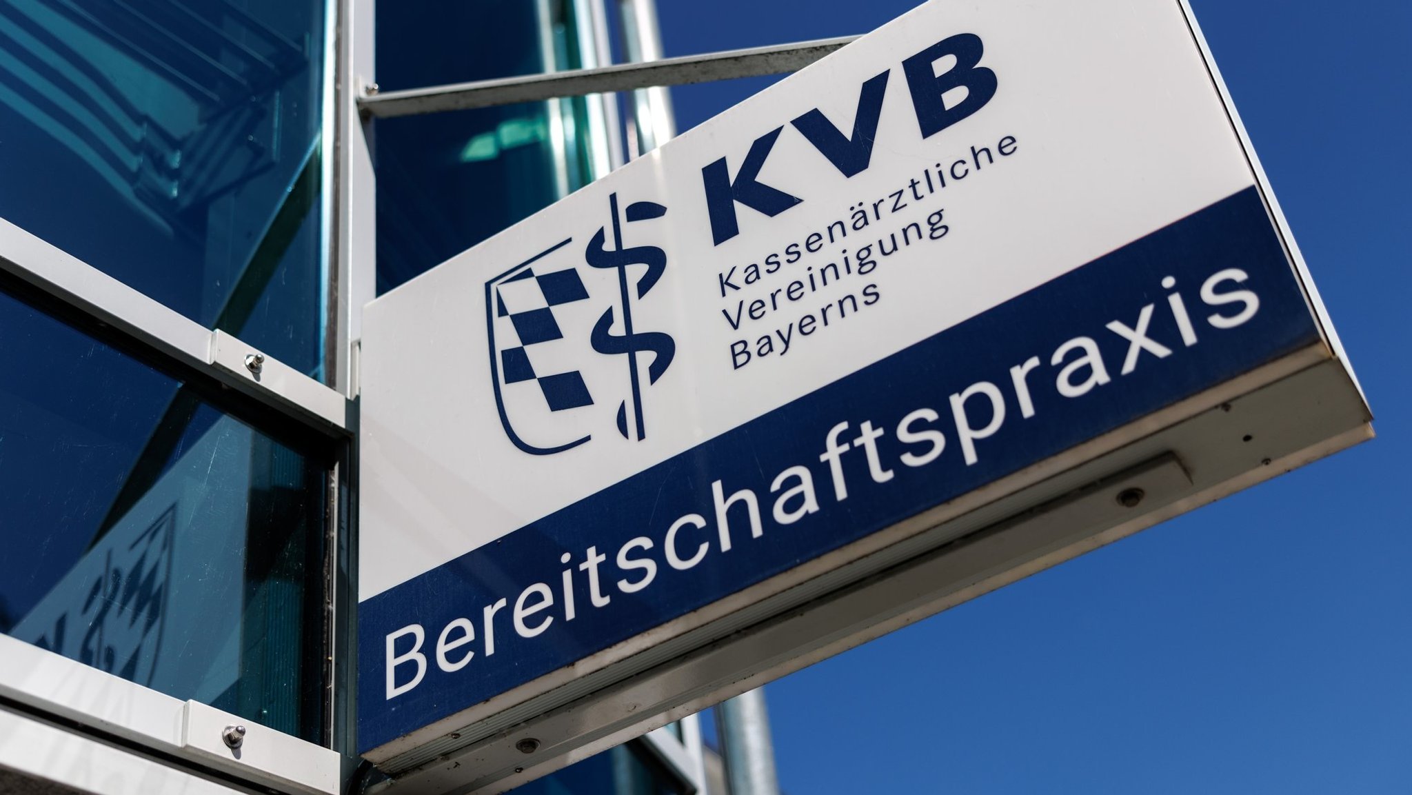 "KVB - Kassenärztliche Vereinigung Bayerns" steht auf einem Schild. (Symbolbild) | Bild: pa/dpa/Matthias Balk "KVB - Kassenärztliche Vereinigung Bayerns" steht auf einem Schild. (Symbolbild)