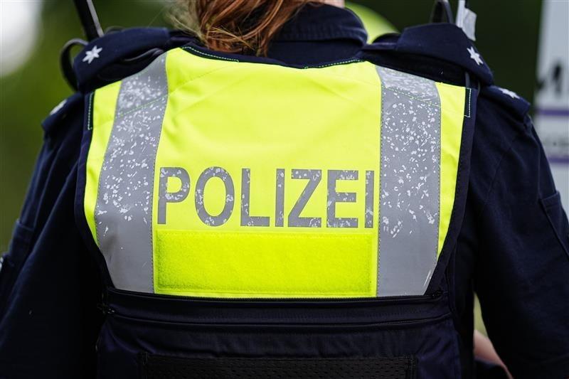 Polizei-Warnweste von hinten