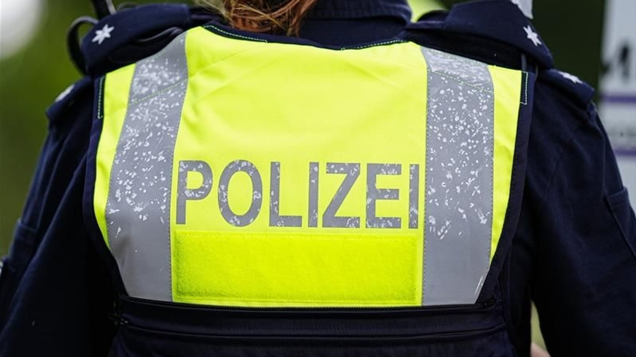 Polizei-Warnweste von hinten | Bild: pa/dpa/Eibner-Pressefoto/Marcel von Fehrn Polizei-Warnweste von hinten