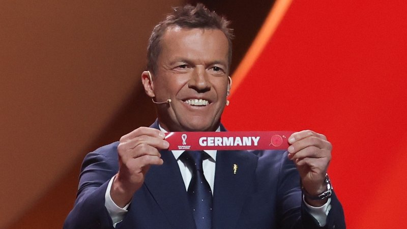 Lothar Matthäus hält das Los von Deutschland in den Händen. 