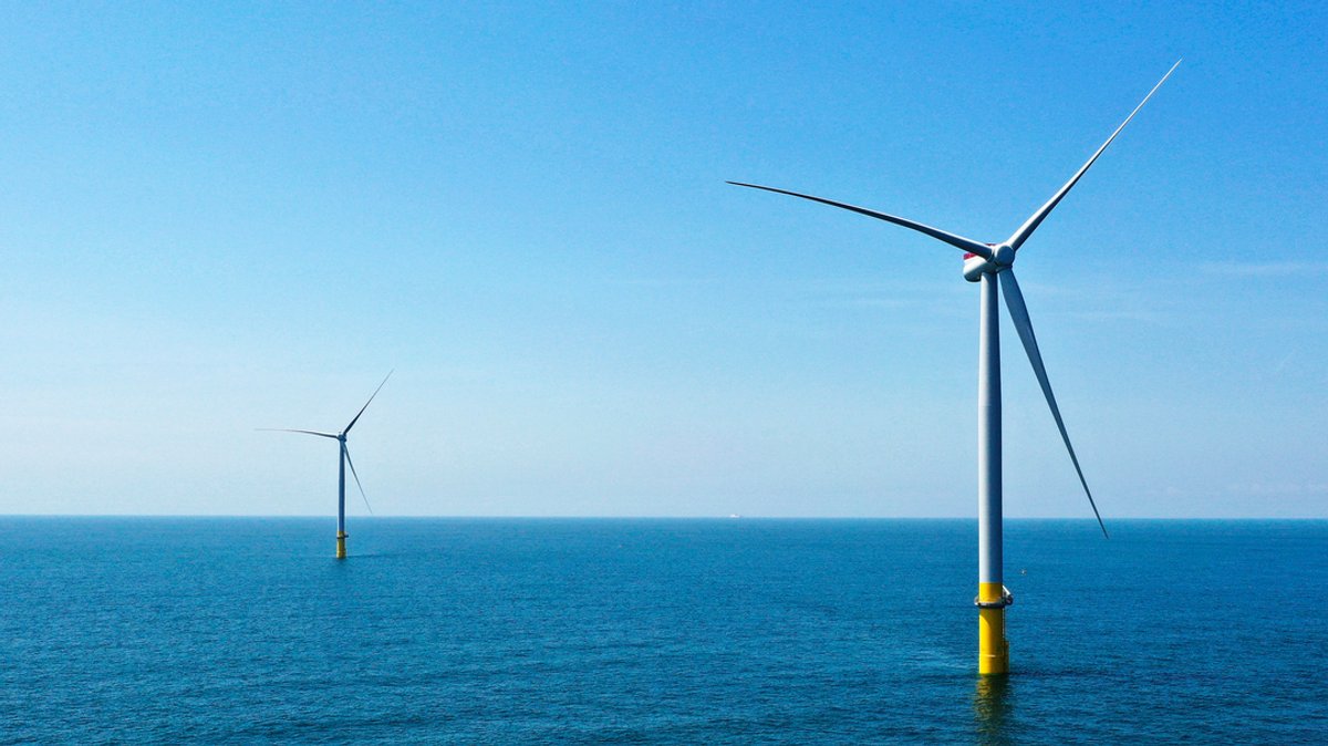 Zwei Offshore-Windturbinen von Siemens Gamesa stehen vor der Küste von Virginia Beach, Virginia.