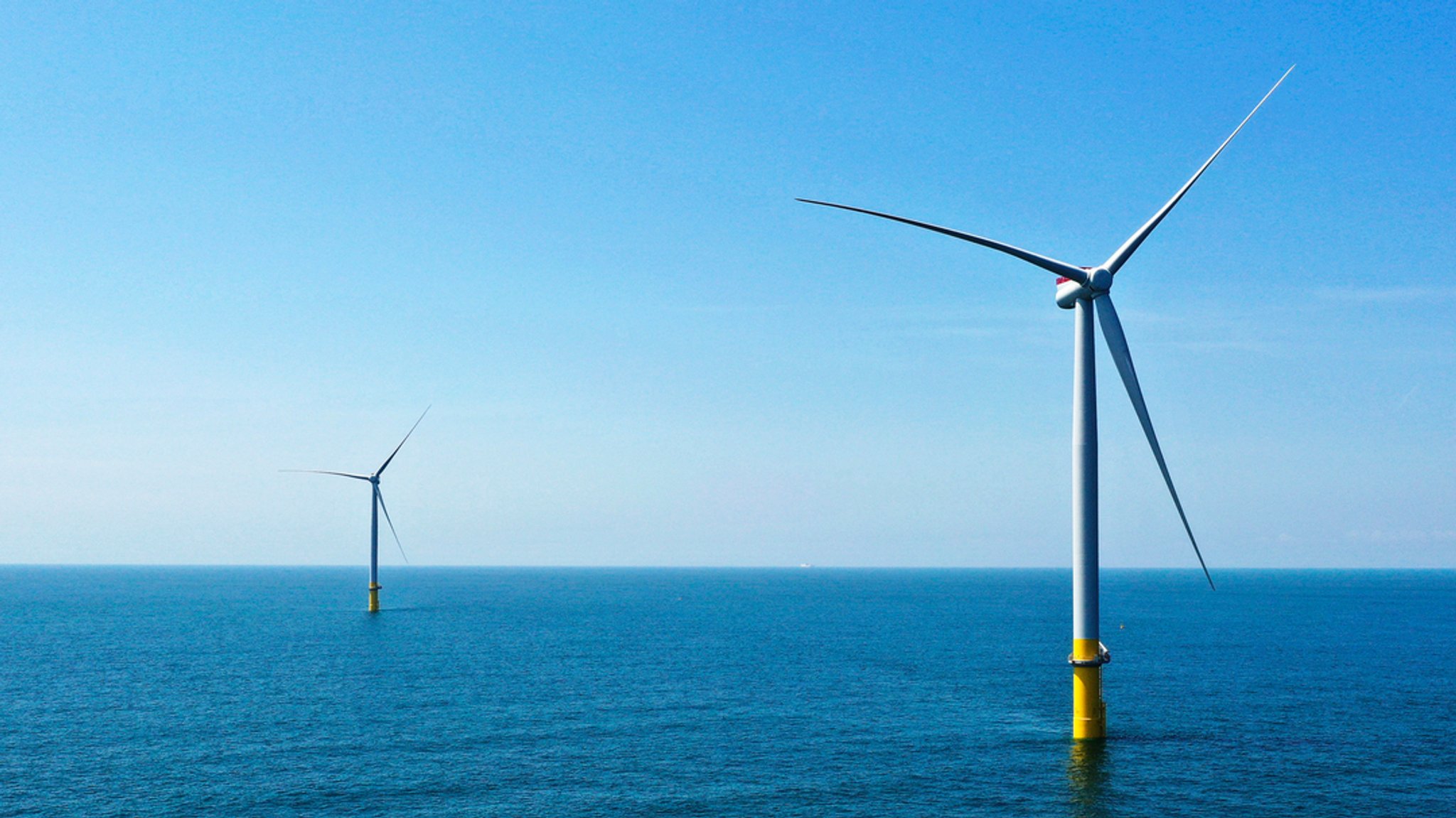 Zwei Offshore-Windturbinen von Siemens Gamesa stehen vor der Küste von Virginia Beach, Virginia.