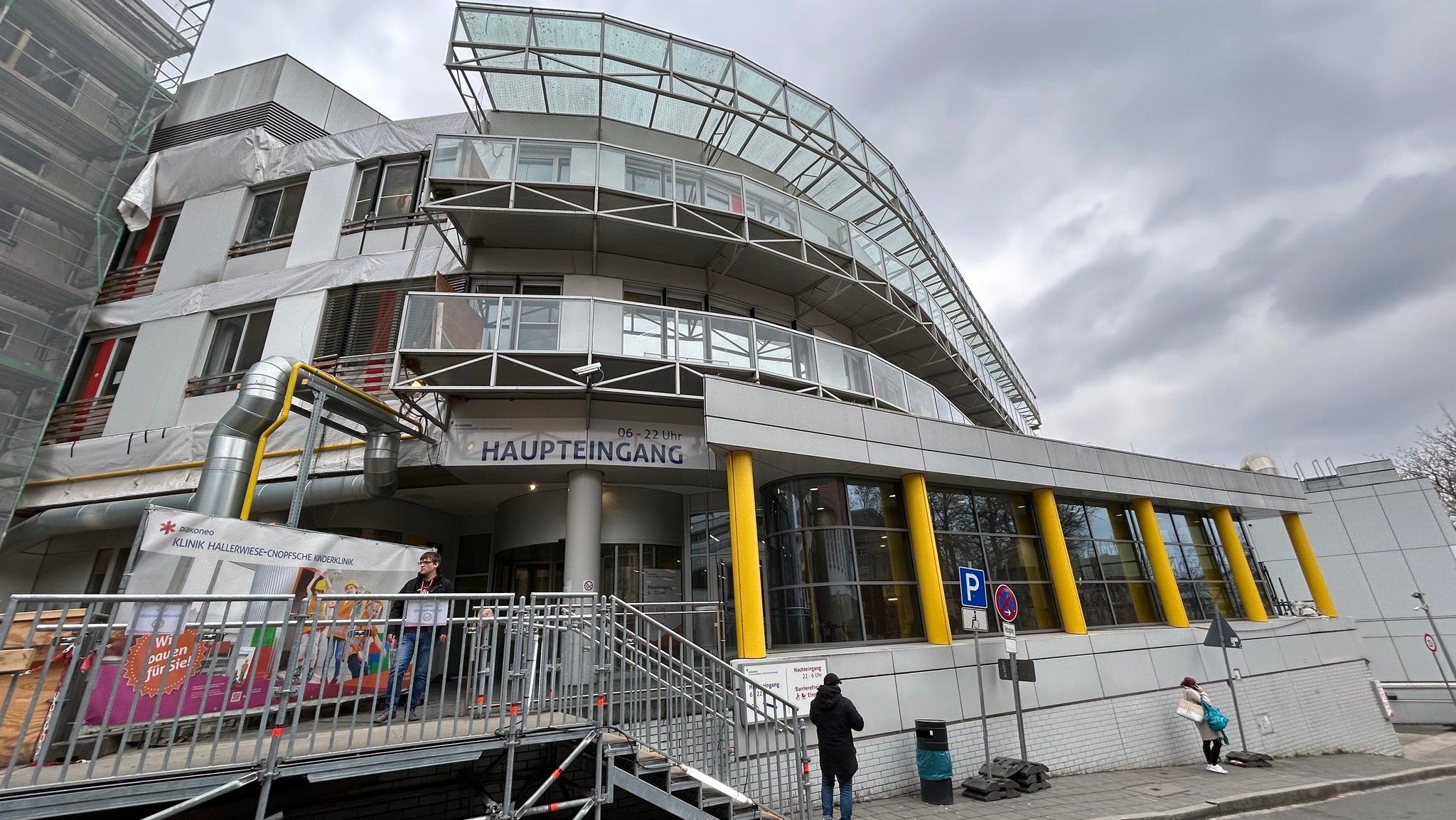 Auf dem Bild ist der Haupteingang der Cnopfschen Kinderklinik in Nürnberg-Johannis zu sehen. | Bild: BR/Michael Reiner Auf dem Bild ist der Haupteingang der Cnopfschen Kinderklinik in Nürnberg-Johannis zu sehen.