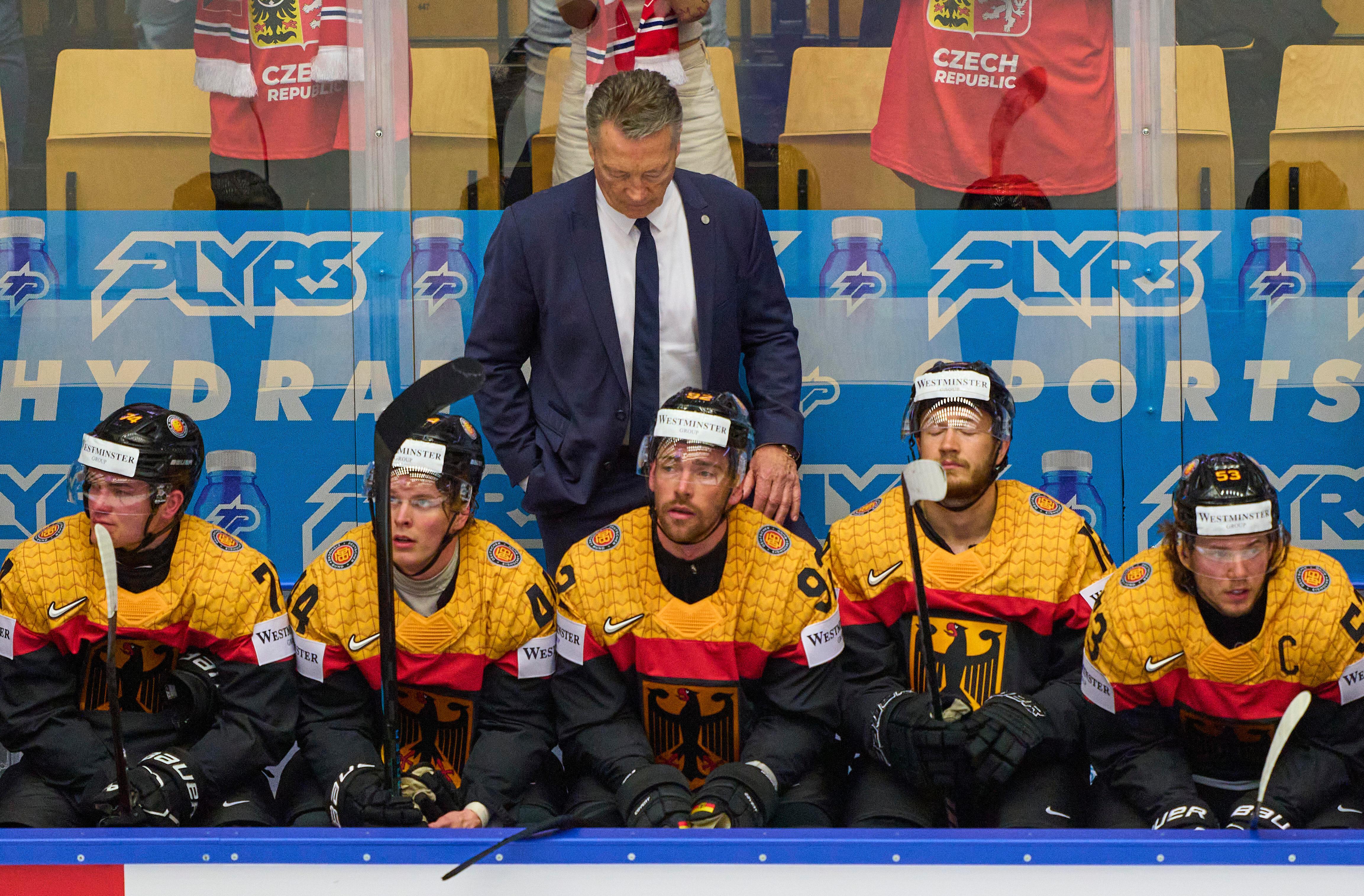 DEB-Bundestrainer Harold Kreis mit seinen enttäsuchten Spielern.