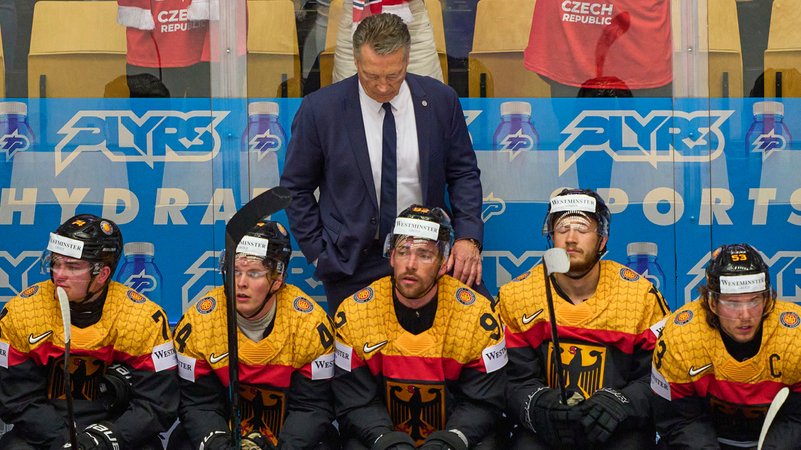 DEB-Bundestrainer Harold Kreis mit seinen enttäsuchten Spielern. | Bild: picture alliance / Peter Schatz DEB-Bundestrainer Harold Kreis mit seinen enttäsuchten Spielern.