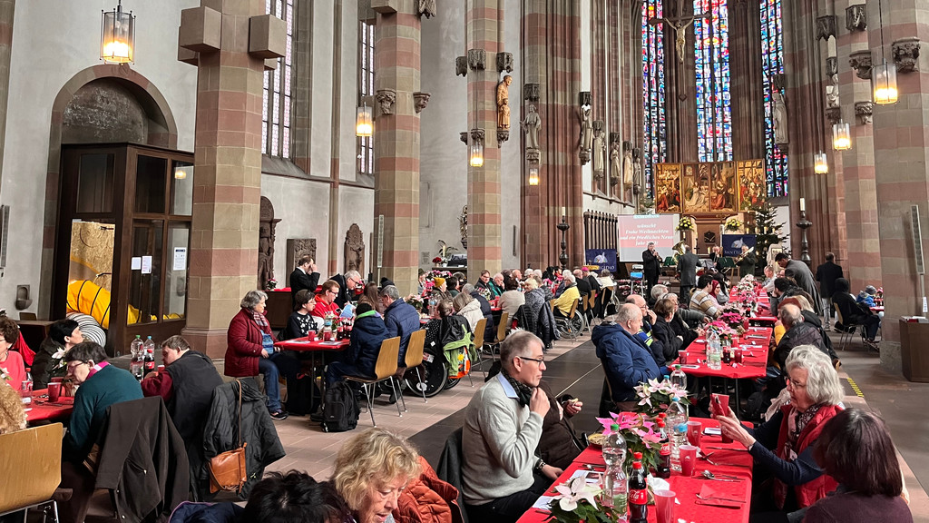 Weihnachtsessen der Gemeinschaft Sant’Egidio für Bedürftige in der Würzburger Marienkapelle | Bild: BR/Valentin Beige Weihnachtsessen der Gemeinschaft Sant’Egidio für Bedürftige in der Würzburger Marienkapelle
