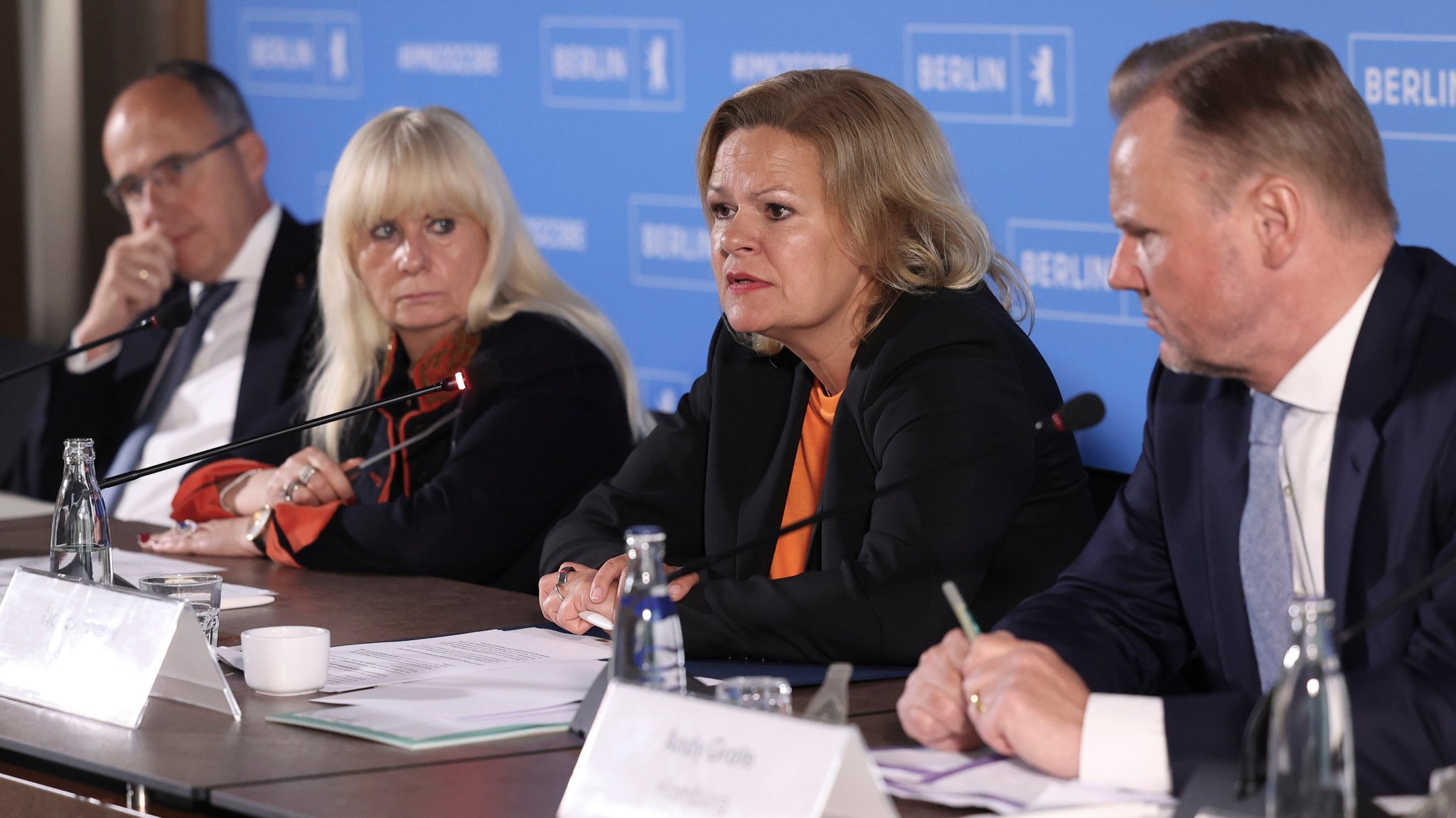 Nach dem Abschluss ihrer Frühjahrskonferenz nehmen (v.l.n.r.) der Innenminister von Hessen, Peter Beuth (CDU), Berlins Innensenatorin Iris Spranger (SPD), Bundesinnenministerin Nancy Faeser (SPD) und Hamburgs Innensenator Andy Grote (SPD) an einer Pressekonferenz teil.