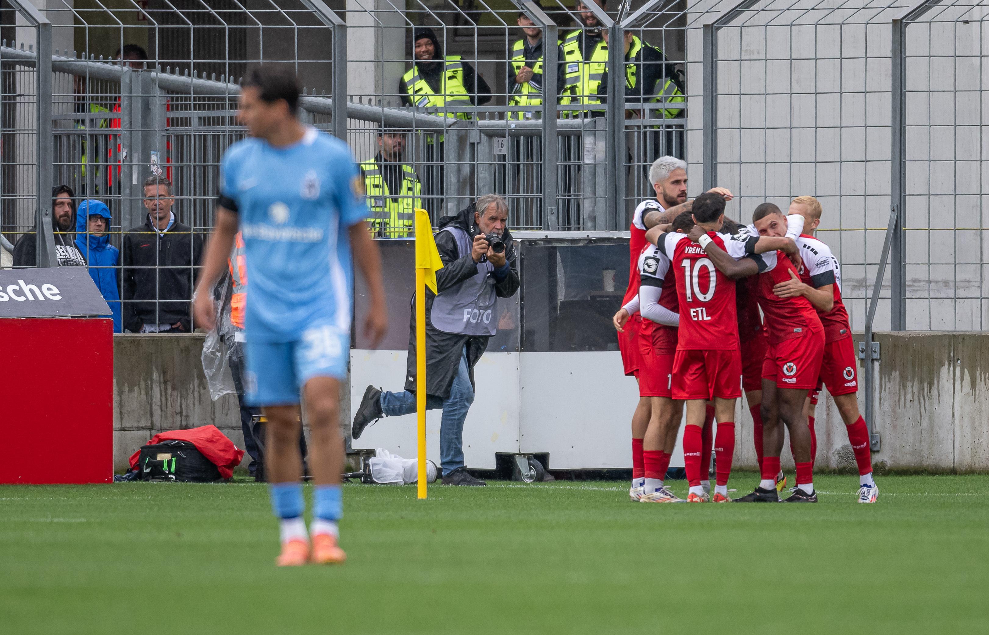 Viktoria Köln jubelt im Grünwalder Stadion - 1860 München ist Tabellenletzter