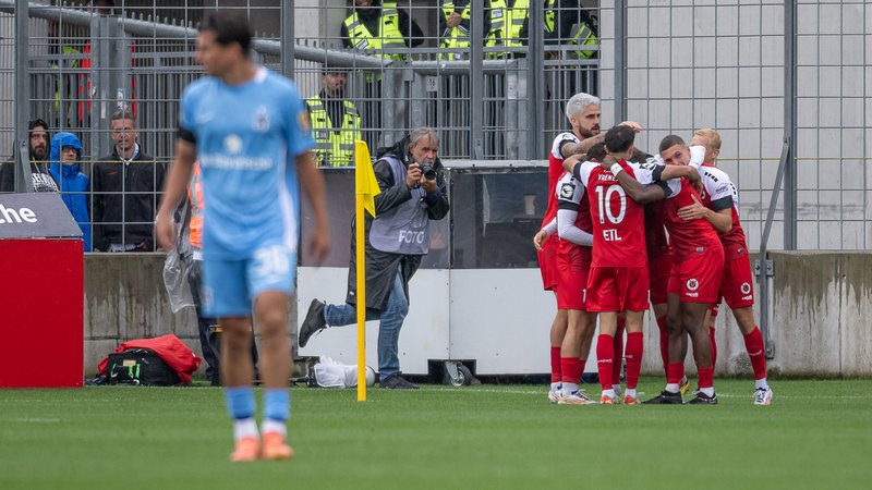 Viktoria Köln jubelt im Grünwalder Stadion - 1860 München ist Tabellenletzter | Bild: picture-alliance/dpa Viktoria Köln jubelt im Grünwalder Stadion - 1860 München ist Tabellenletzter