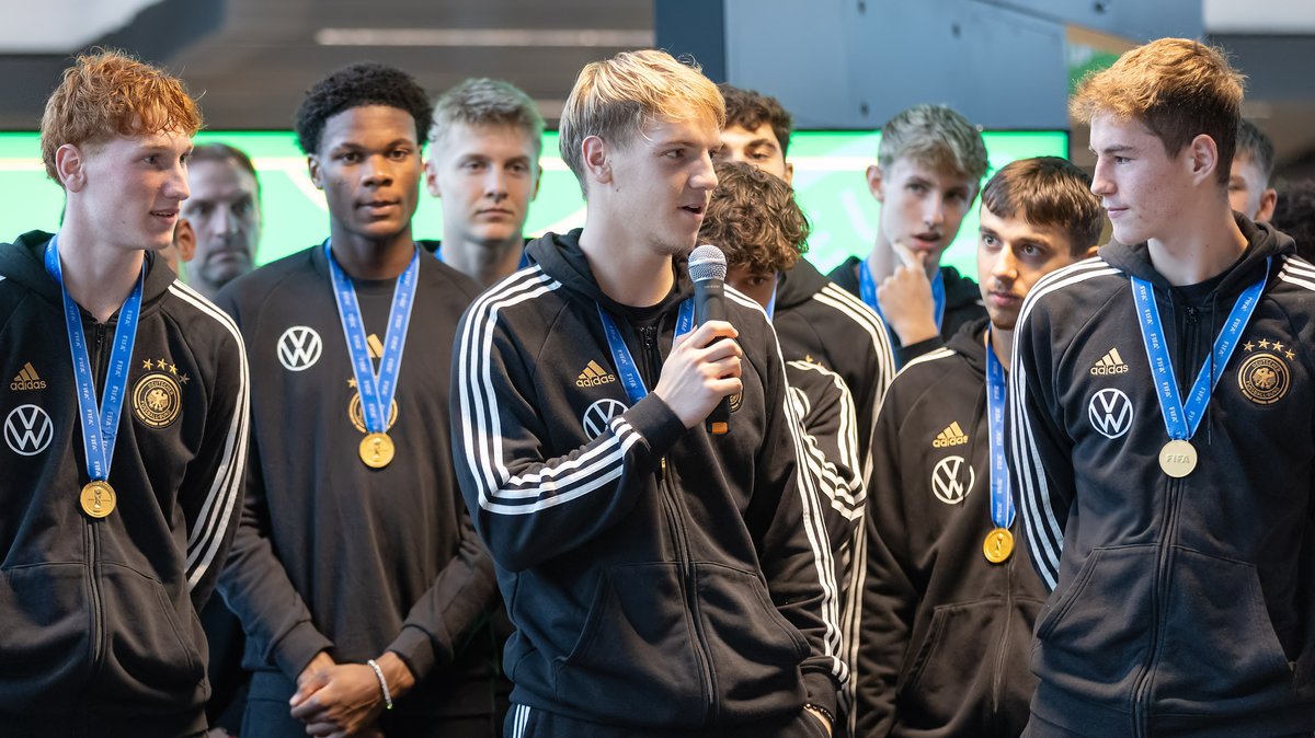 Empfang für U17-Fußballer nach der WM: Die drei Torhüter Konstantin Heide (l-r), Louis Babatz und Max Schmitt.