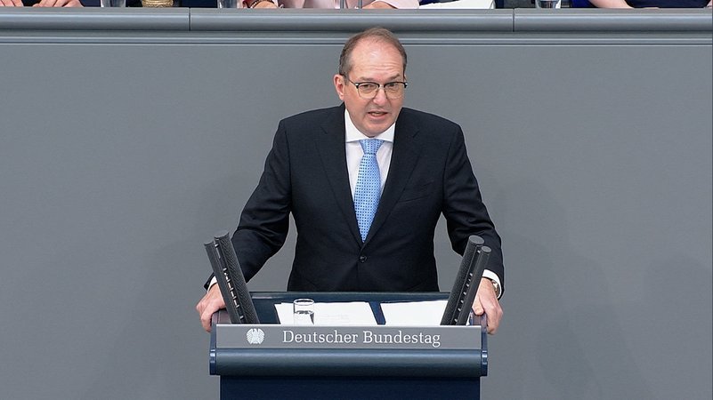 Innenminister Dobrindt will die Liste der Herkunftsländer erweitern, die als sicher eingestuft werden. | Bild: Bayerischer Rundfunk 2025 Innenminister Dobrindt will die Liste der Herkunftsländer erweitern, die als sicher eingestuft werden.