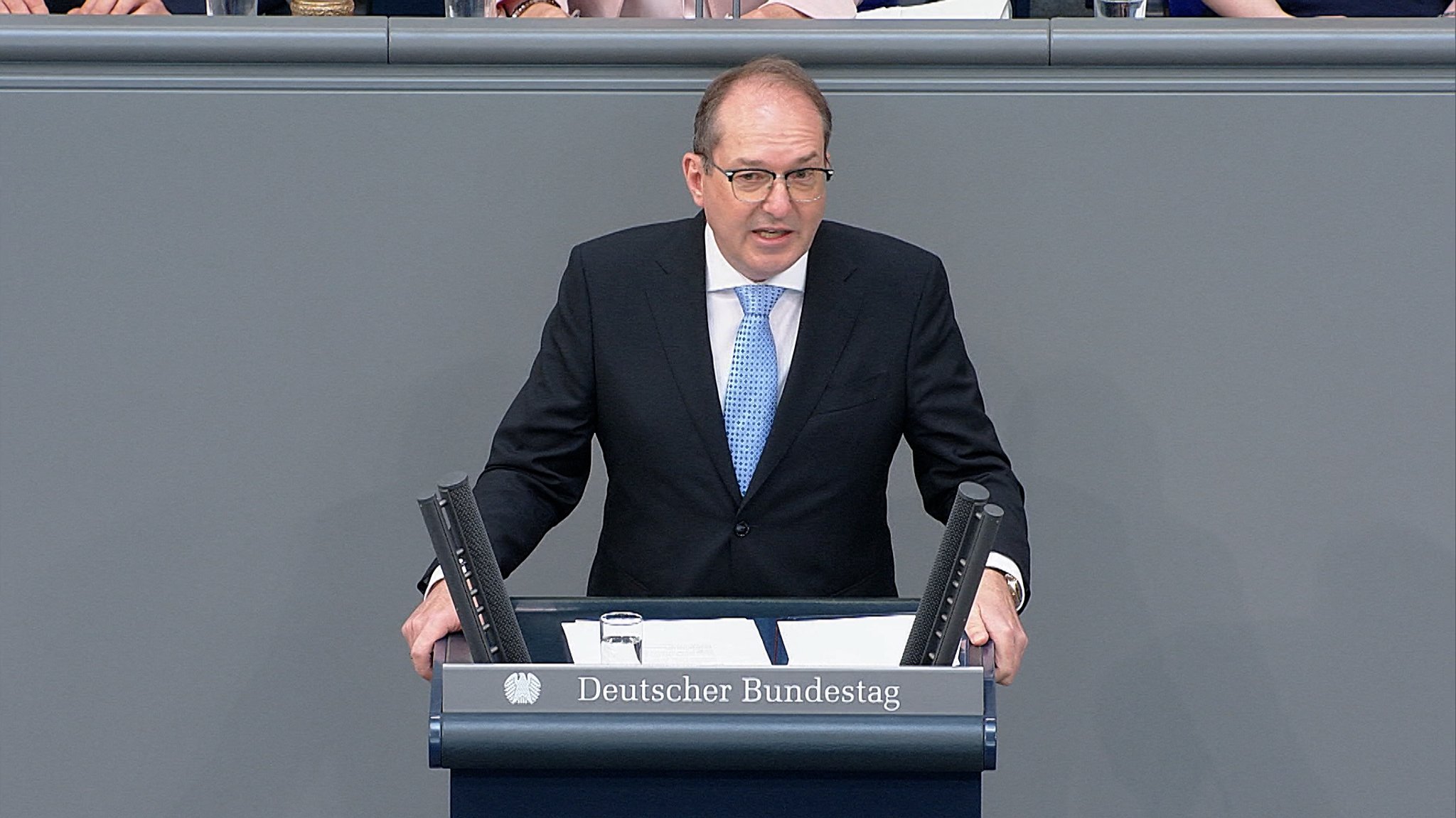 Innenminister Dobrindt will die Liste der Herkunftsländer erweitern, die als sicher eingestuft werden.
