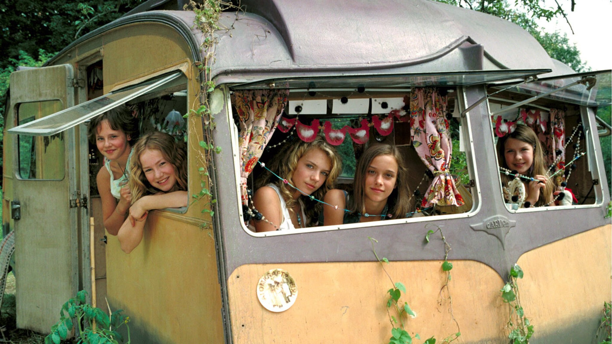 (Archivbild) Szene aus dem Film "Die Wilden Hühner und die Liebe" von 2007: Die ganze Hühner-Bande sitzt in einem Wohnwagen.