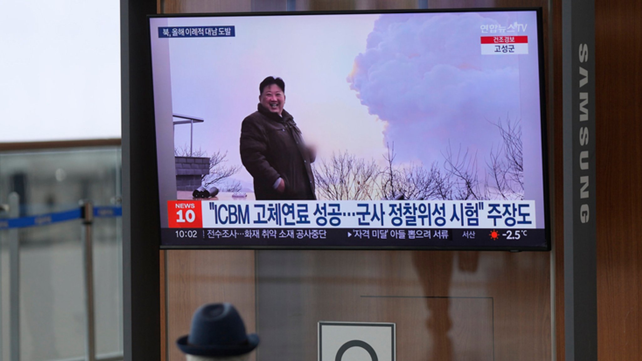 Ein Fernsehbildschirm zeigt ein Archivbild des nordkoreanischen Machthabers Kim Jong Un während einer Nachrichtensendung im Bahnhof von Seoul. 