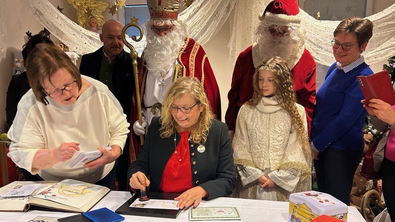Eröffnung Weihnachtspostamt Himmelstadt - diesmal mit der Ehrenamtsbeauftragten der bayerischen Staatsregierung Gabi Schmidt als Patin | Bild: BR / Achim Winkelmann Eröffnung Weihnachtspostamt Himmelstadt - diesmal mit der Ehrenamtsbeauftragten der bayerischen Staatsregierung Gabi Schmidt als Patin