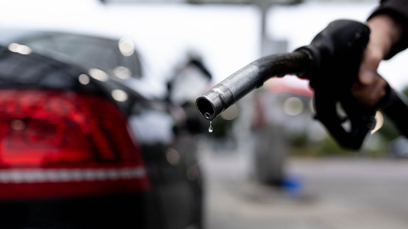 Tanken an der Autobahn wird immer teurer. | Bild: BR/pa Tanken an der Autobahn wird immer teurer.
