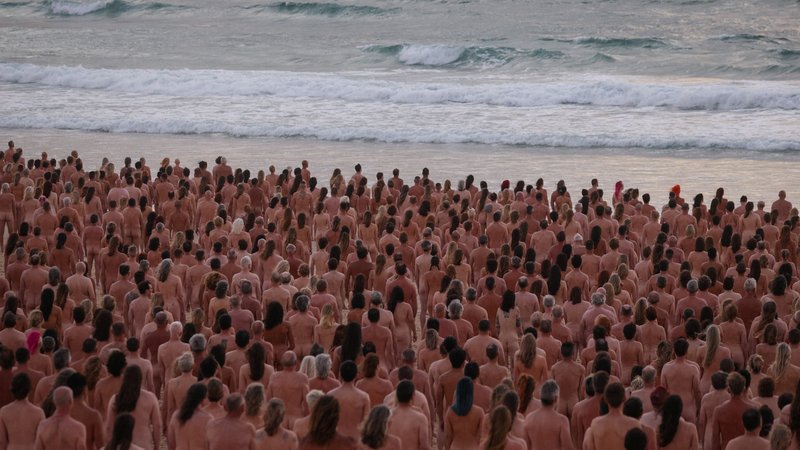 Nackte Menschen am bekannten Strand "Bondi Beach" im australischen Sydney