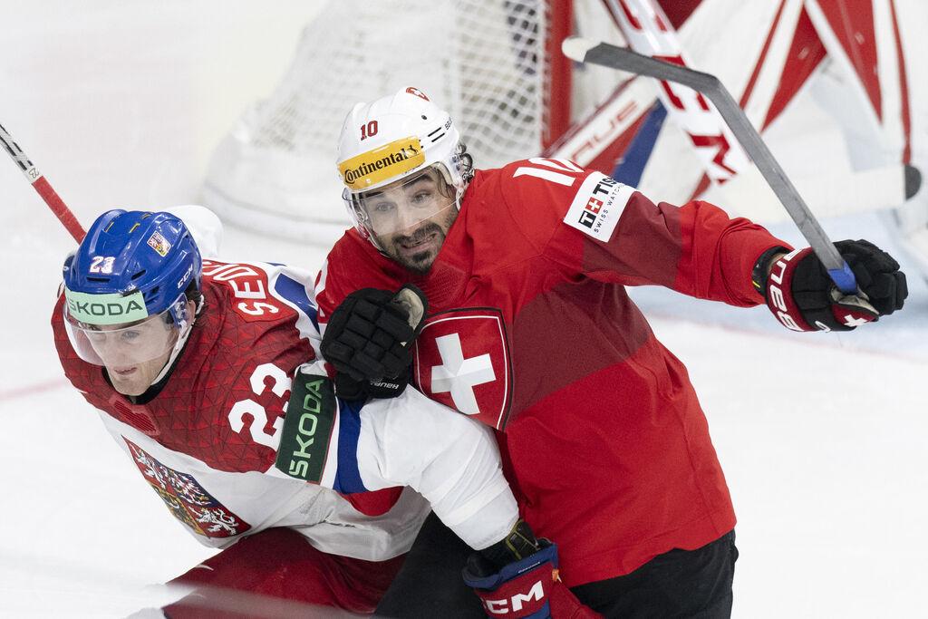 Eishockey: WM, Schweiz - Tschechien, Finale: Der Schweizer Andres Ambühl (r) in Aktion gegen Lukas Sedlak aus Tschechien.   | Bild:dpa-Bildfunk/Peter Schneider