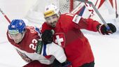 Eishockey: WM, Schweiz - Tschechien, Finale: Der Schweizer Andres Ambühl (r) in Aktion gegen Lukas Sedlak aus Tschechien.   | Bild:dpa-Bildfunk/Peter Schneider