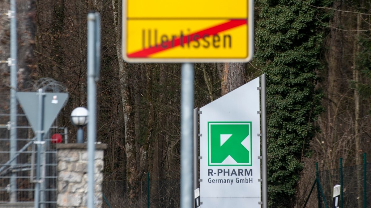 Die Zufahrt zur Pharma-Firma R-Pharm. Davor ein Schild mit der durchgestrichenen Aufschrift Illertissen am Ortsausgang.
