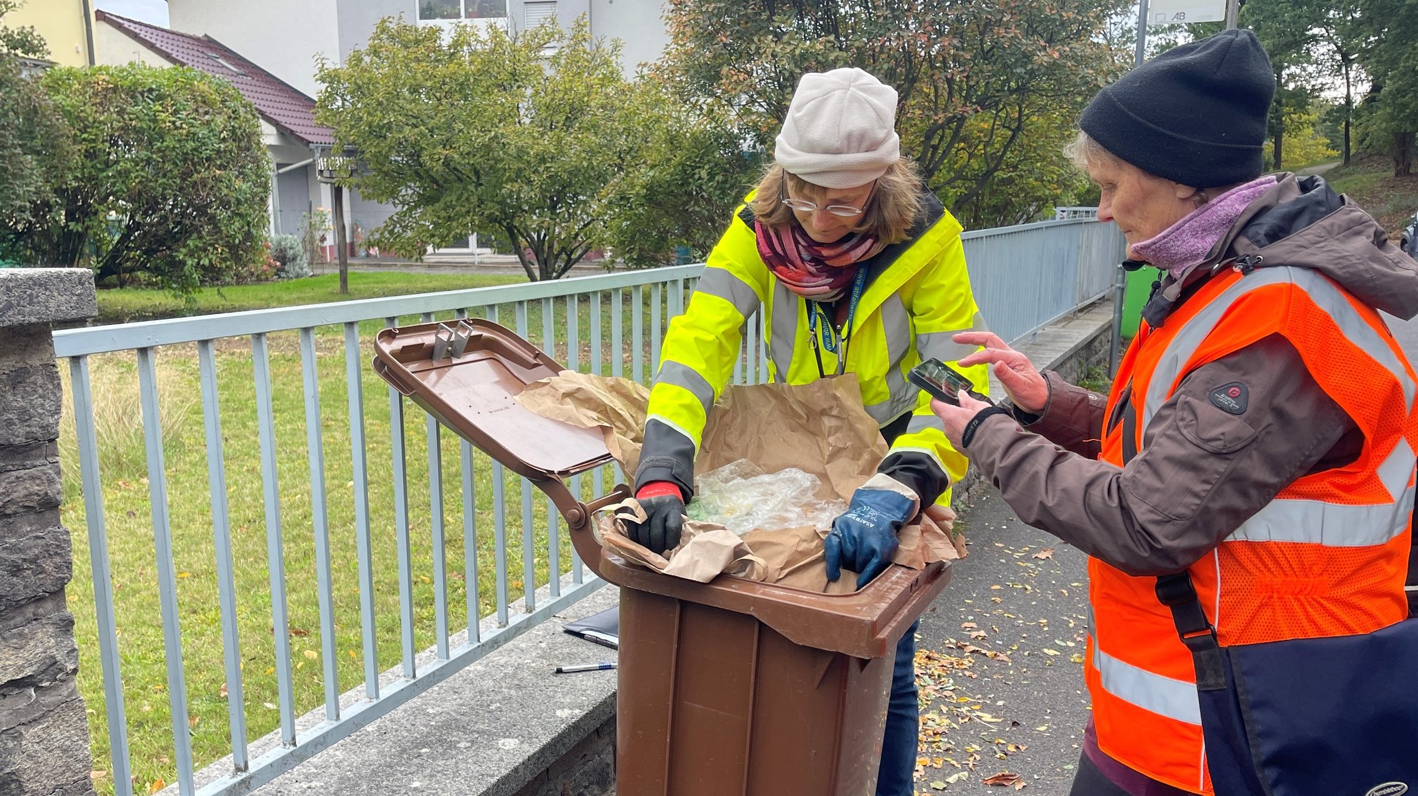 Eva Berthold und Petra Hoeß vom Umweltbüro Fabion kontrollieren die Biotonnen im Landkreis Aschaffenburg. | Bild: BR/Silva Schreiner Eva Berthold und Petra Hoeß vom Umweltbüro Fabion kontrollieren die Biotonnen im Landkreis Aschaffenburg.