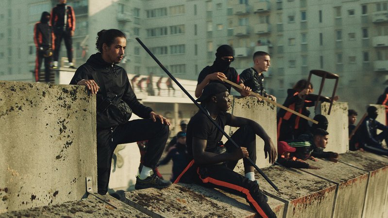 Junge Leute in einem Hochhausviertel In Kampfpose: Bewohner der Banlieues sinnen in dem Film "Athena" auf Rache