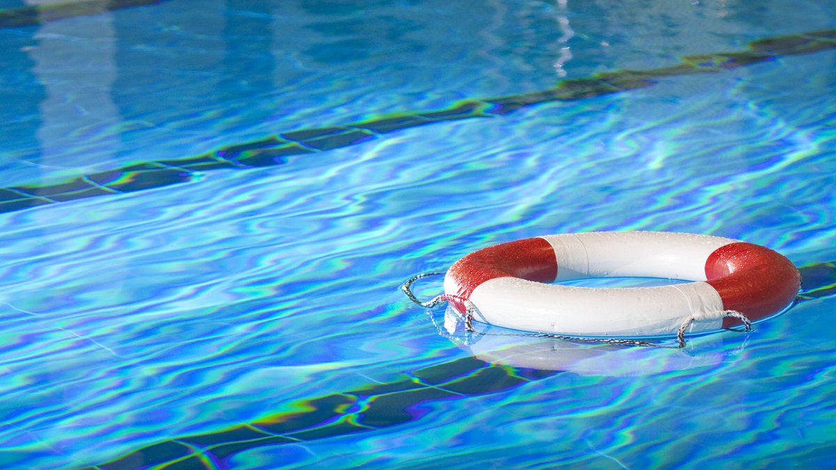 Rettungsring treibt in einem Schwimmbecken