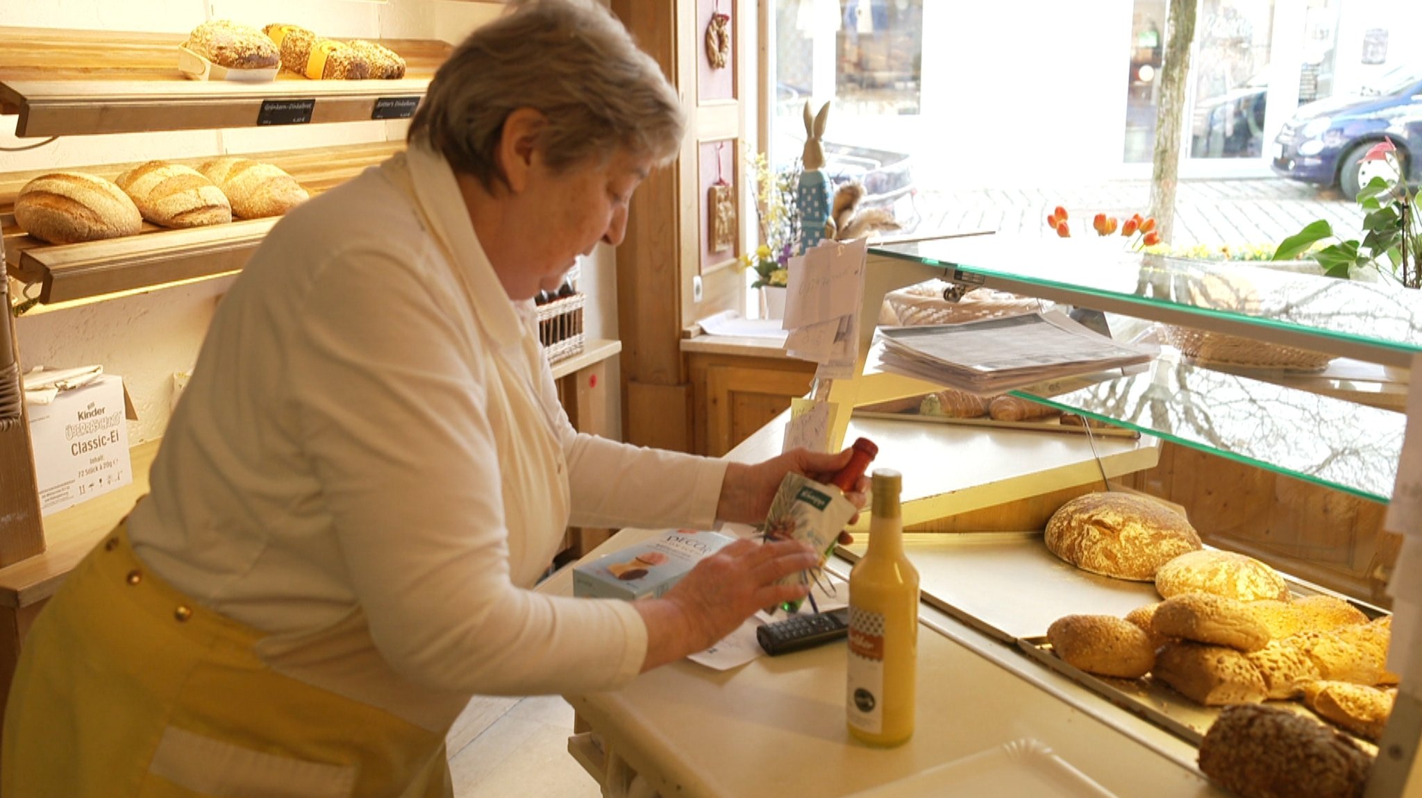 Rosemarie Brandl in der Bäckerei 