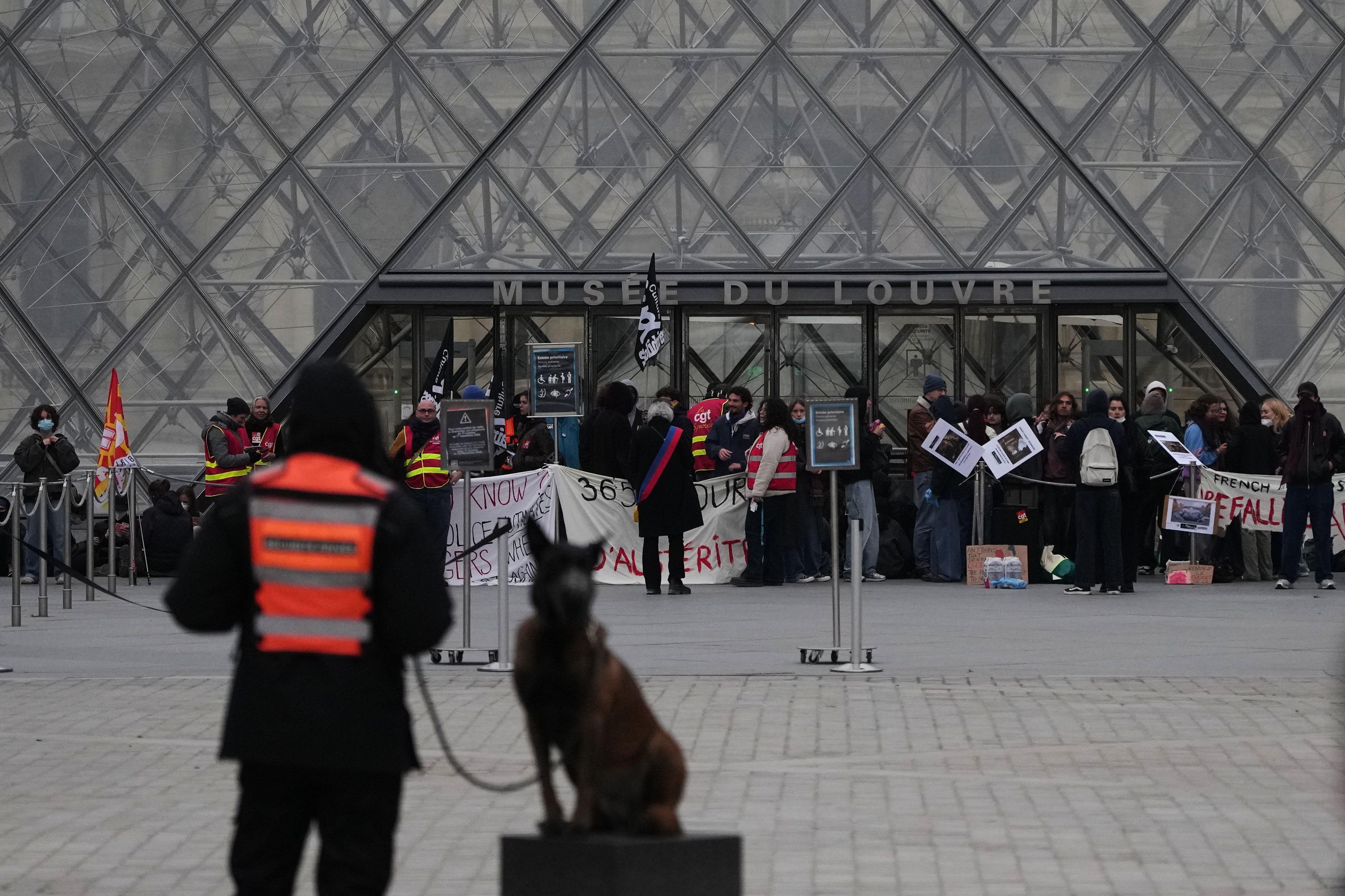 Am Wochenende hatten Demonstranten den Eingang zum Louvre blockiert. | Bild:dpa-Bildfunk/Christophe Ena