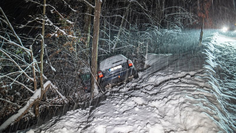 Der Winter ist angekommen - Ein Fahrer verlor am Sudelfeldpass auf der verschneiten Straße die Kontrolle über sein Fahrzeug. 