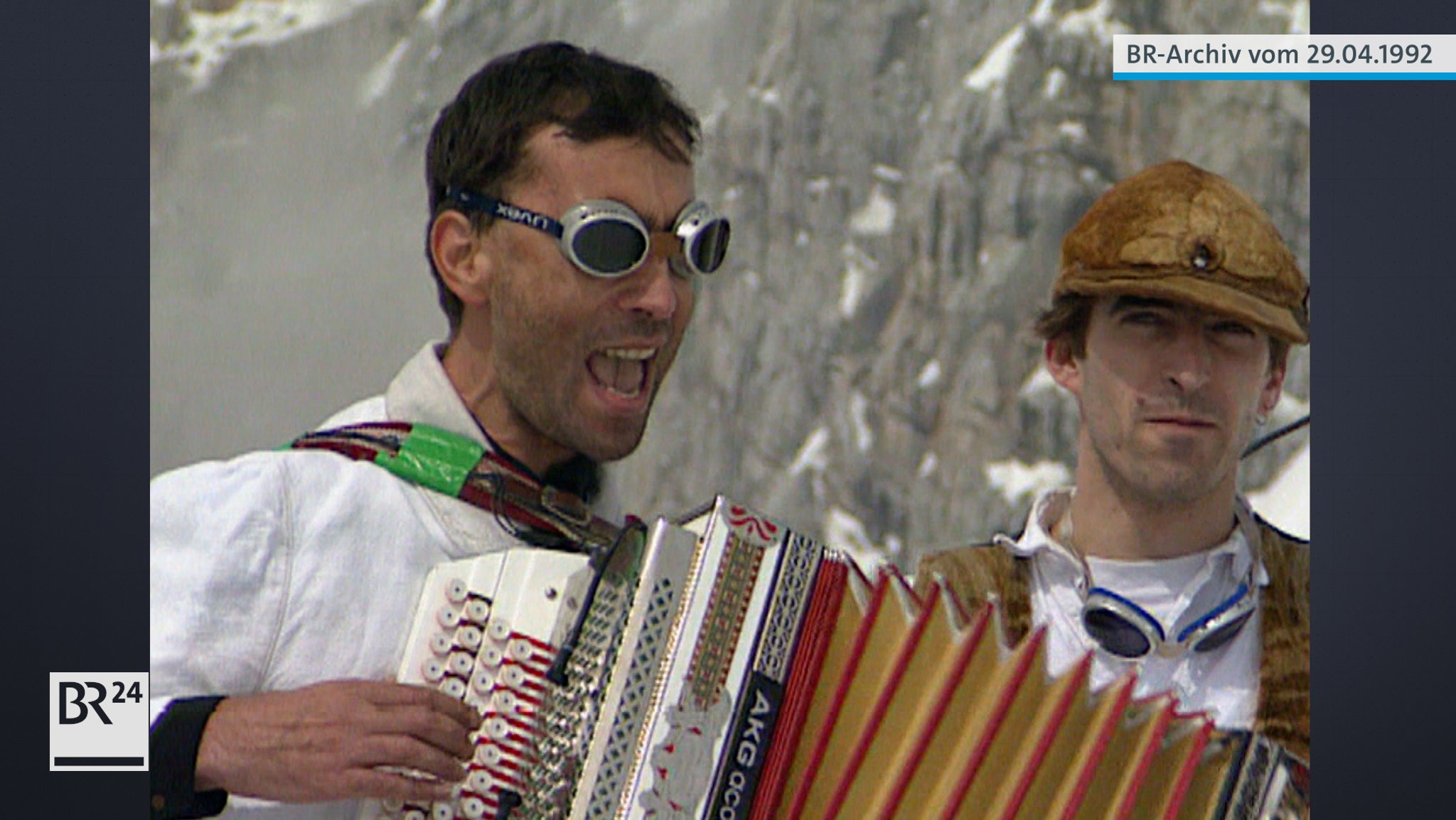 Hubert von Goisern mit Skibrille und Akkordeon
