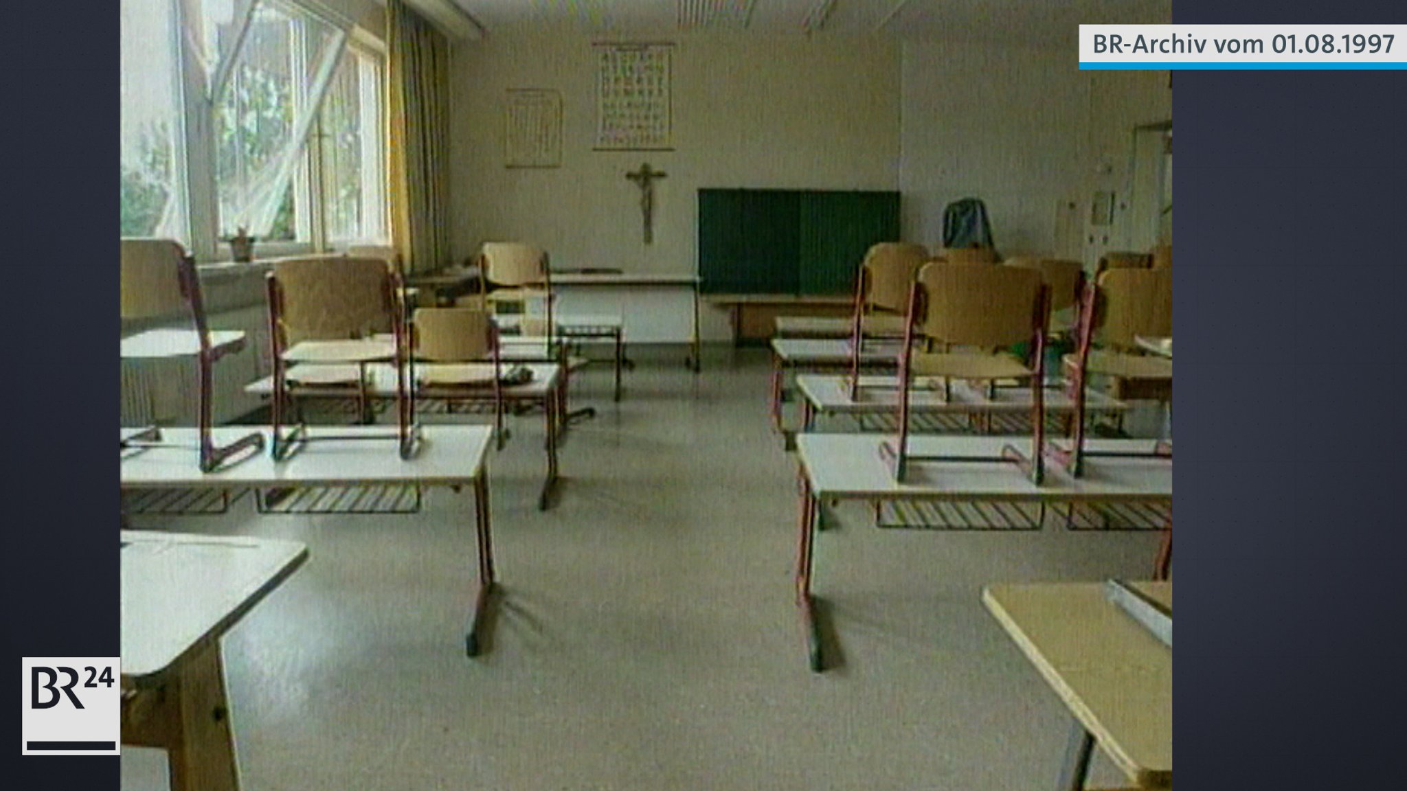 Leeres Klassenzimmer mit Kruzifix links neben der Tafel