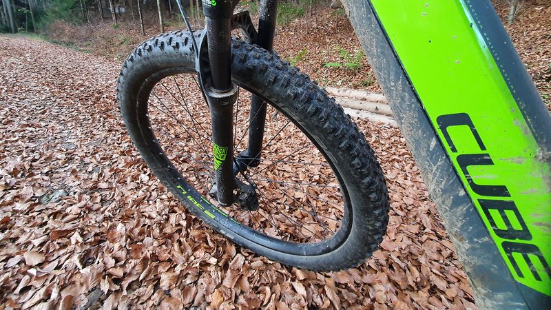 Ein Fahrrad der Marke "Cube" steht im Wald. | Bild: picture alliance/Eibner-Pressefoto/Fleig Ein Fahrrad der Marke "Cube" steht im Wald.