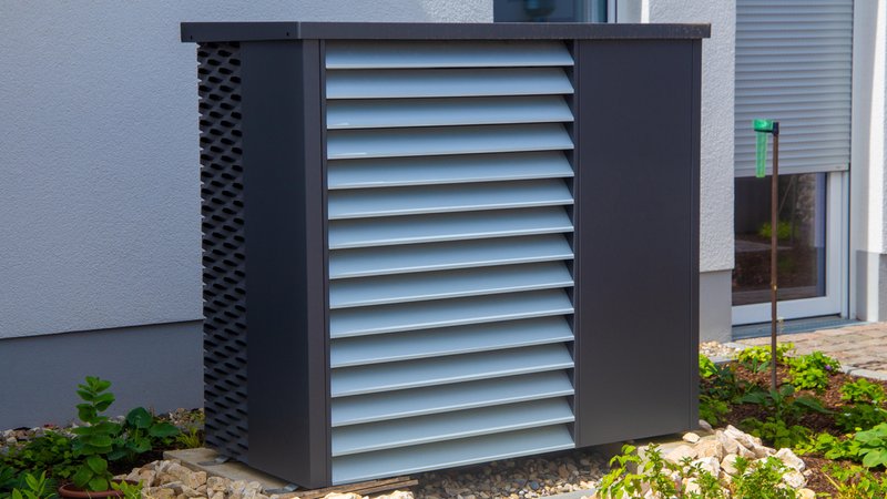 Wärmepumpe vor Wohnhaus; effizient heizen mit der Wärmepumpe, ist das möglich? | Bild: picture alliance / CHROMORANGE | Udo Herrmann Wärmepumpe vor Wohnhaus; effizient heizen mit der Wärmepumpe, ist das möglich?
