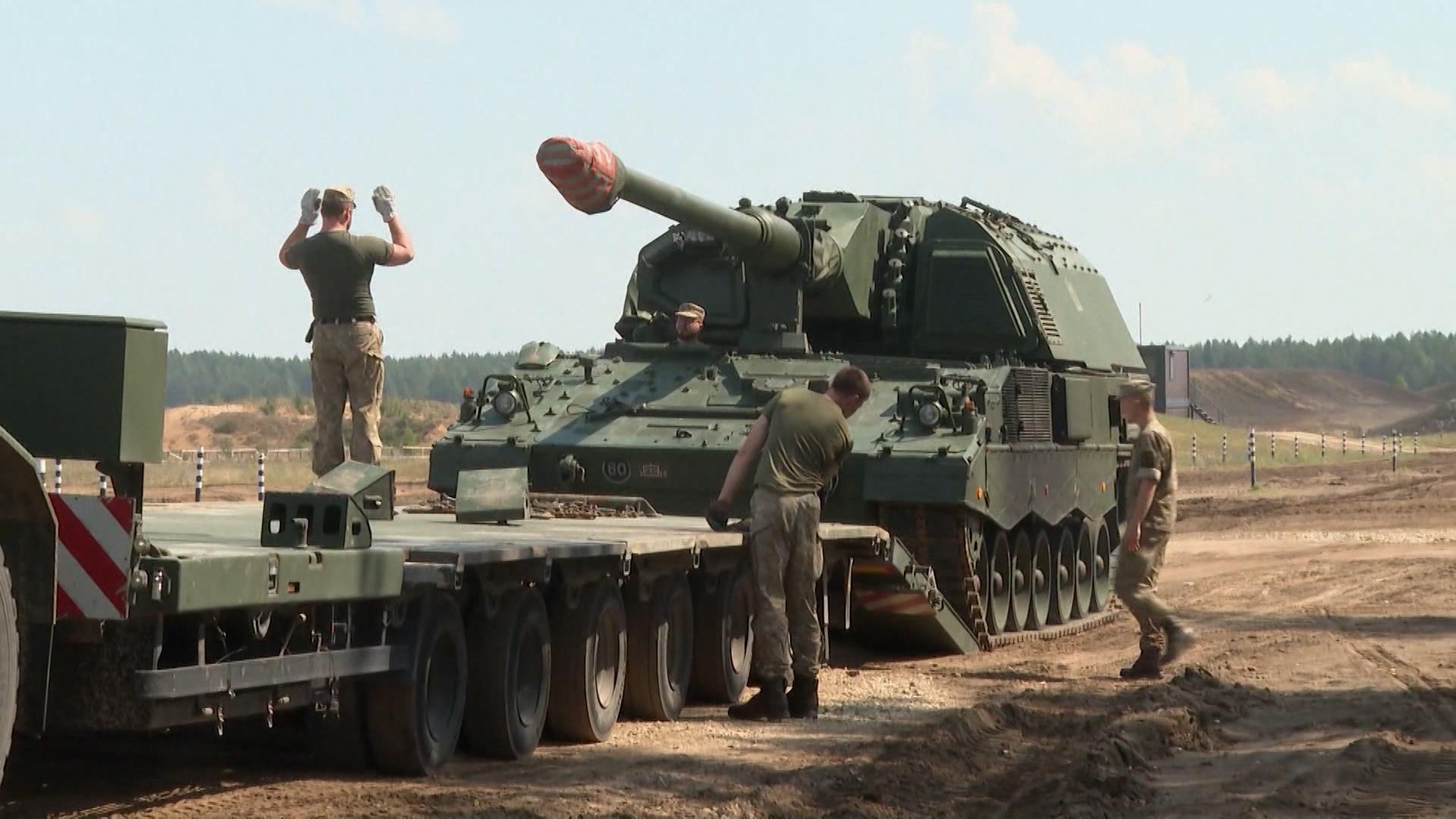 Haubitze der Bundeswehr wird verladen