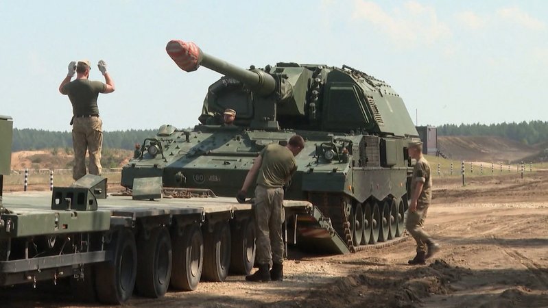 Haubitze der Bundeswehr wird verladen | Bild: BR Haubitze der Bundeswehr wird verladen