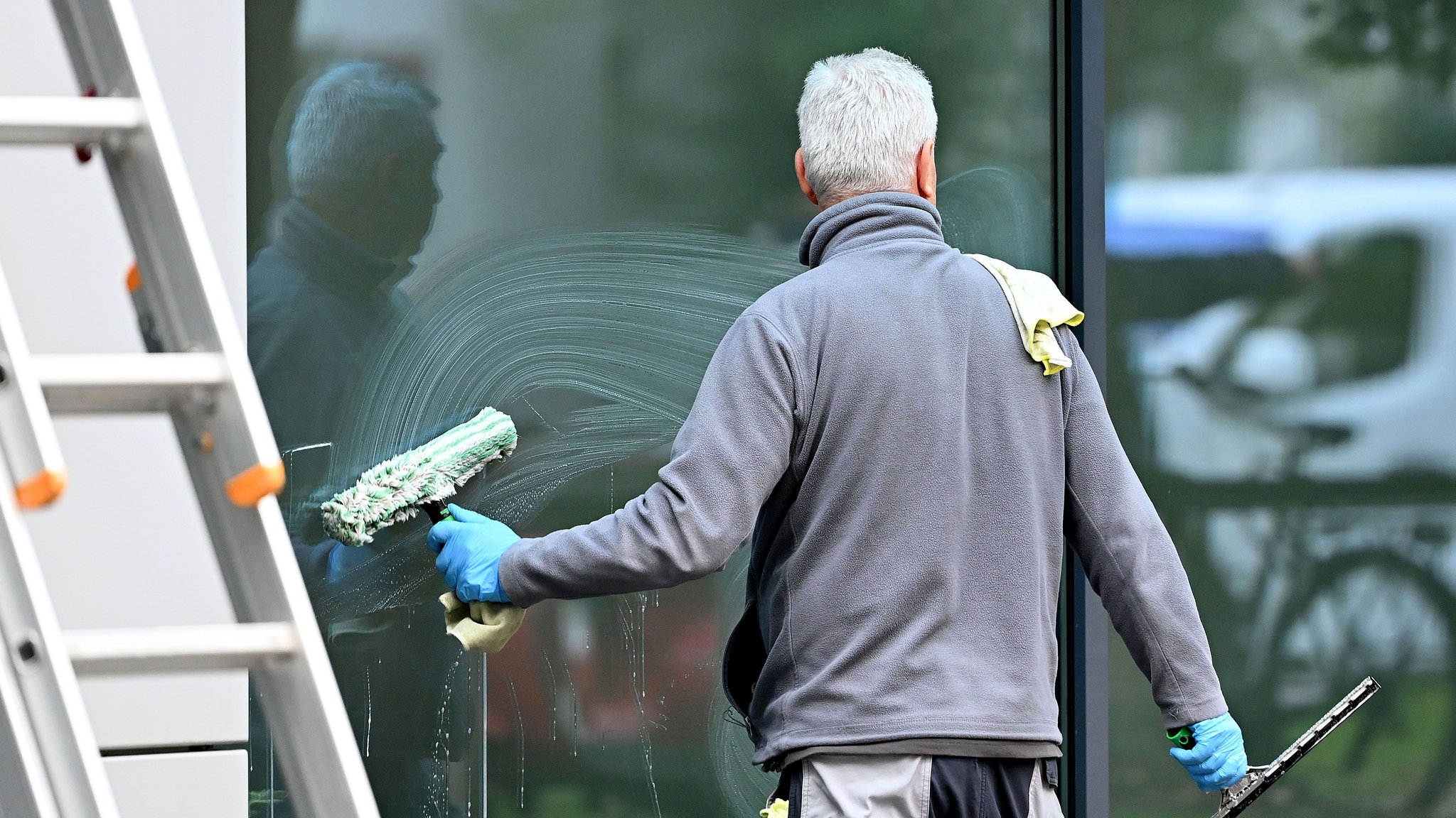 Ein Fensterputzer bei der Arbeit. 