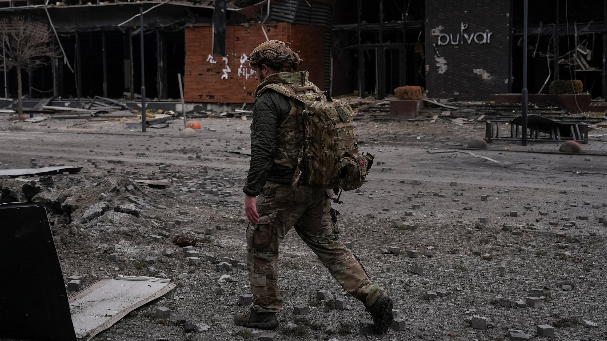 Ein ukrainischer Soldat in der zerstörten Straße von Pokrowsk