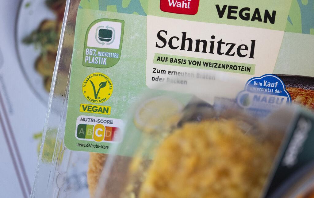 Eine Packung veganes Schnitzel auf Basis von Weizenprotein. 