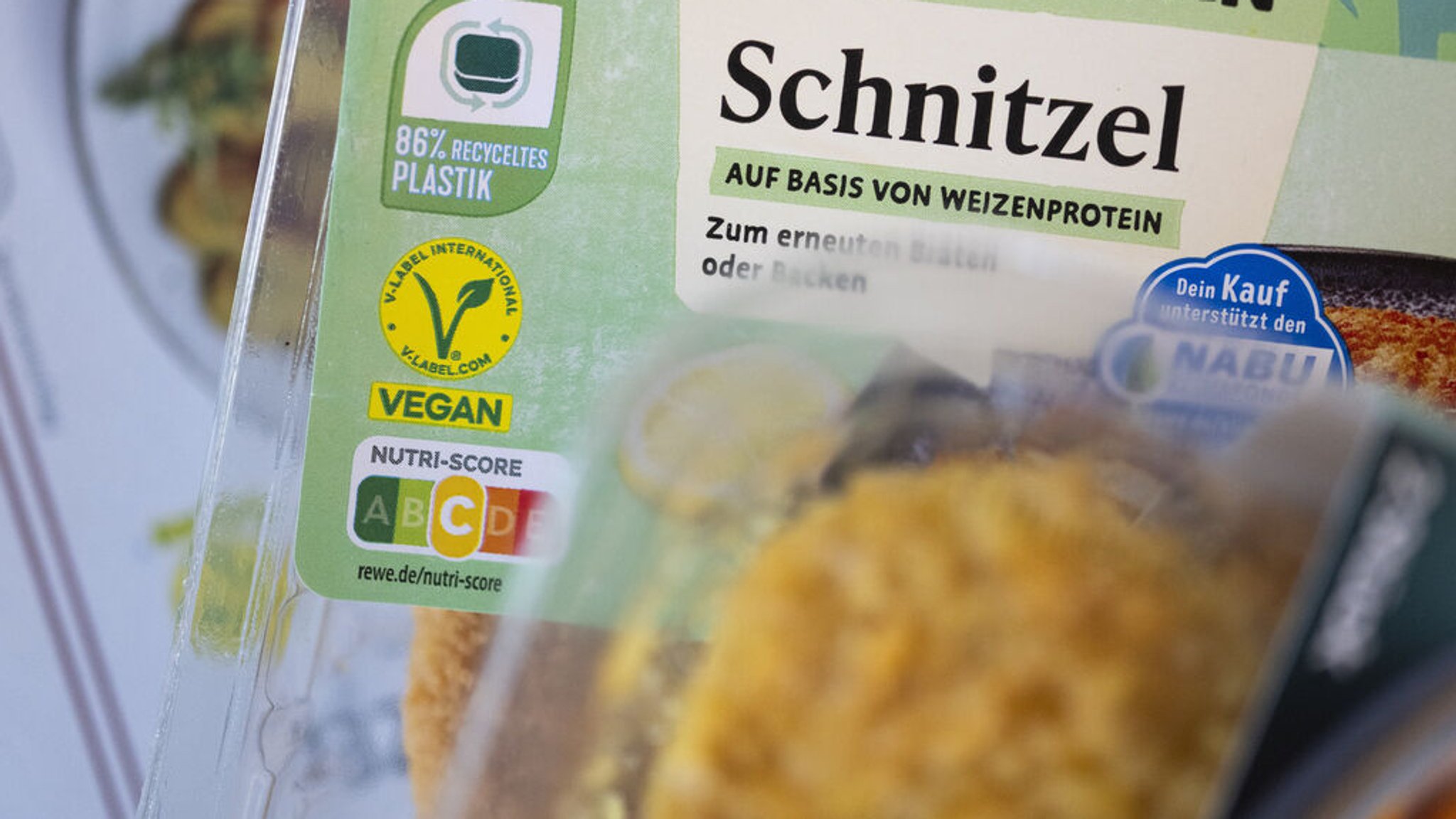 Eine Packung veganes Schnitzel auf Basis von Weizenprotein. 