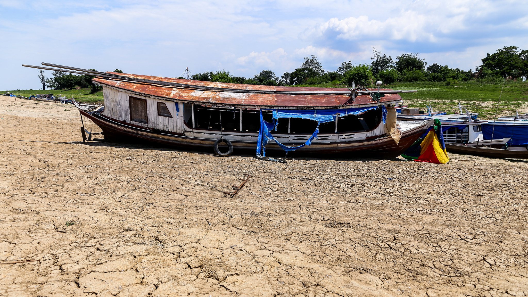 Ausgetrockneter Flusslauf im Amazonas-Gebiet in Brasilien