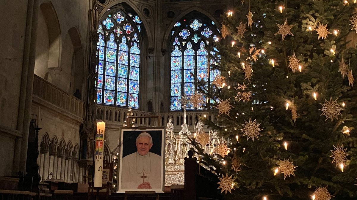 Ein Bild des verstorbenen Benedikt XVI. im weihnachtlichen Regensburger Dom St. Peter