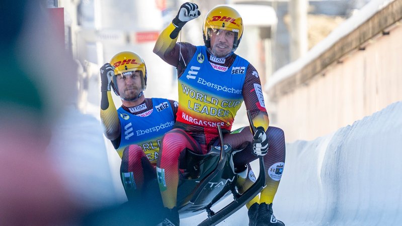 11.01.2026, Nordrhein-Westfalen, Winterberg: Rodeln: Weltcup, Doppelsitzer, Herren, 2. Durchgang: Tobias Wendl und Tobias Arlt (Deutschland) jubeln im Ziel über ihren Sieg. Foto: David Inderlied/dpa +++ dpa-Bildfunk +++ | Bild: dpa-Bildfunk/David Inderlied 11.01.2026, Nordrhein-Westfalen, Winterberg: Rodeln: Weltcup, Doppelsitzer, Herren, 2. Durchgang: Tobias Wendl und Tobias Arlt (Deutschland) jubeln im Ziel über ihren Sieg. Foto: David Inderlied/dpa +++ dpa-Bildfunk +++