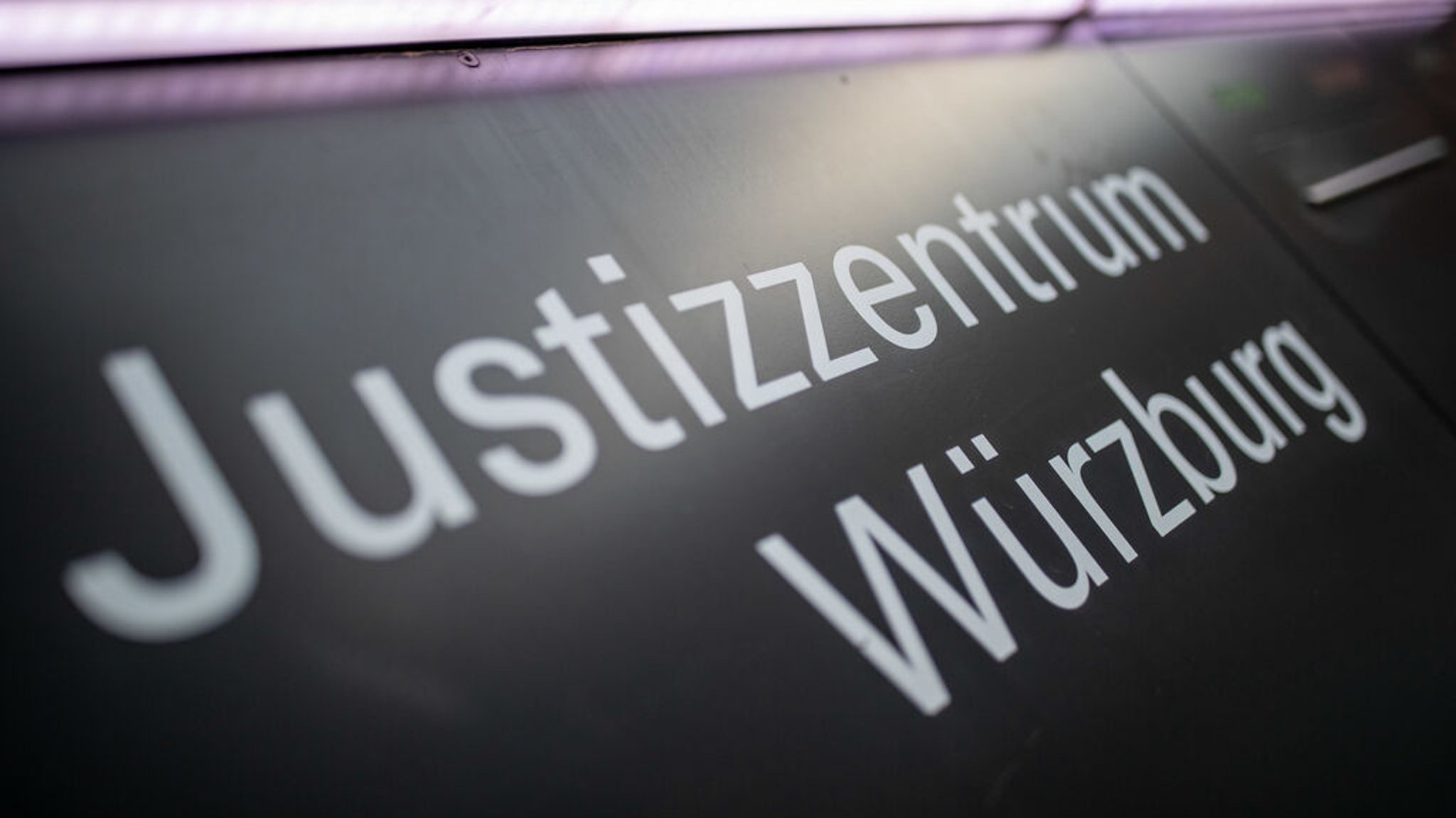 ARCHIV - 05.03.2020, Bayern, Würzburg: «Justizzentrum Würzburg» steht auf einem Schild im Eingangsbereich zum Landgericht. (zu dpa: «Mann vor Club getötet - Angeklagter kommt aus U-Haft frei») Foto: Daniel Karmann/dpa +++ dpa-Bildfunk +++