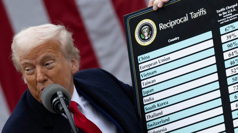 Donald Trump und seine Zolltafel | Bild: REUTERS/Carlos Barria Donald Trump und seine Zolltafel