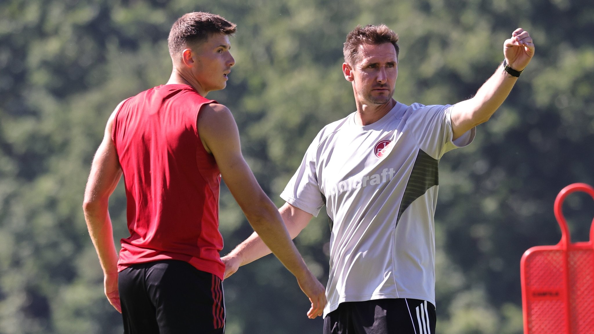 Miroslav Klose gibt Anweisungen an Semir Telalovic